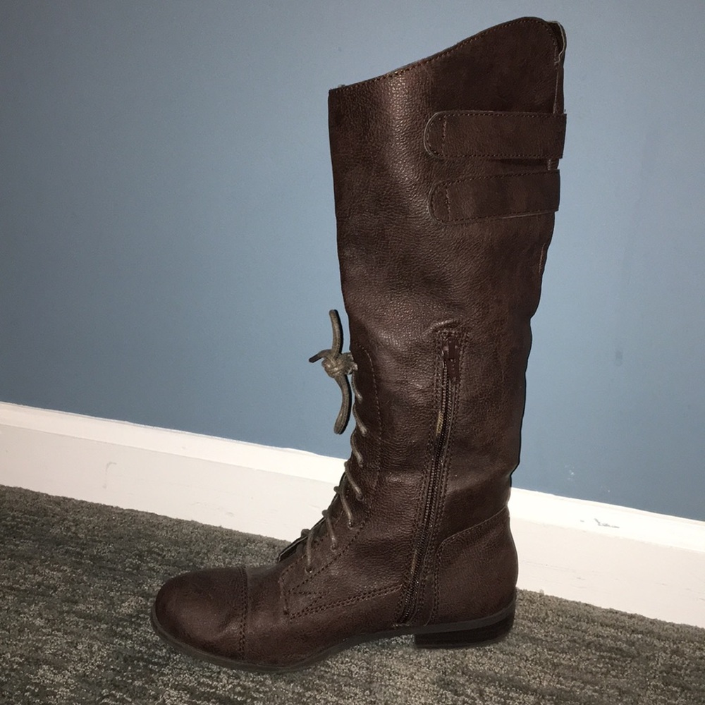 Brown boots with laces and zipper